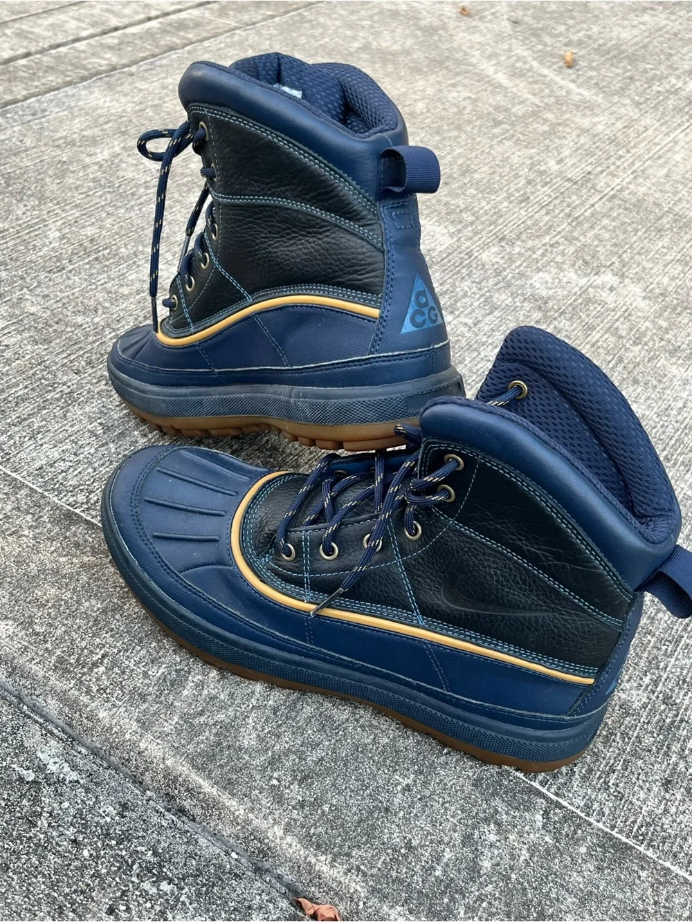 Nike Men's Navy and Tan Outdoor Lace-Up Boots